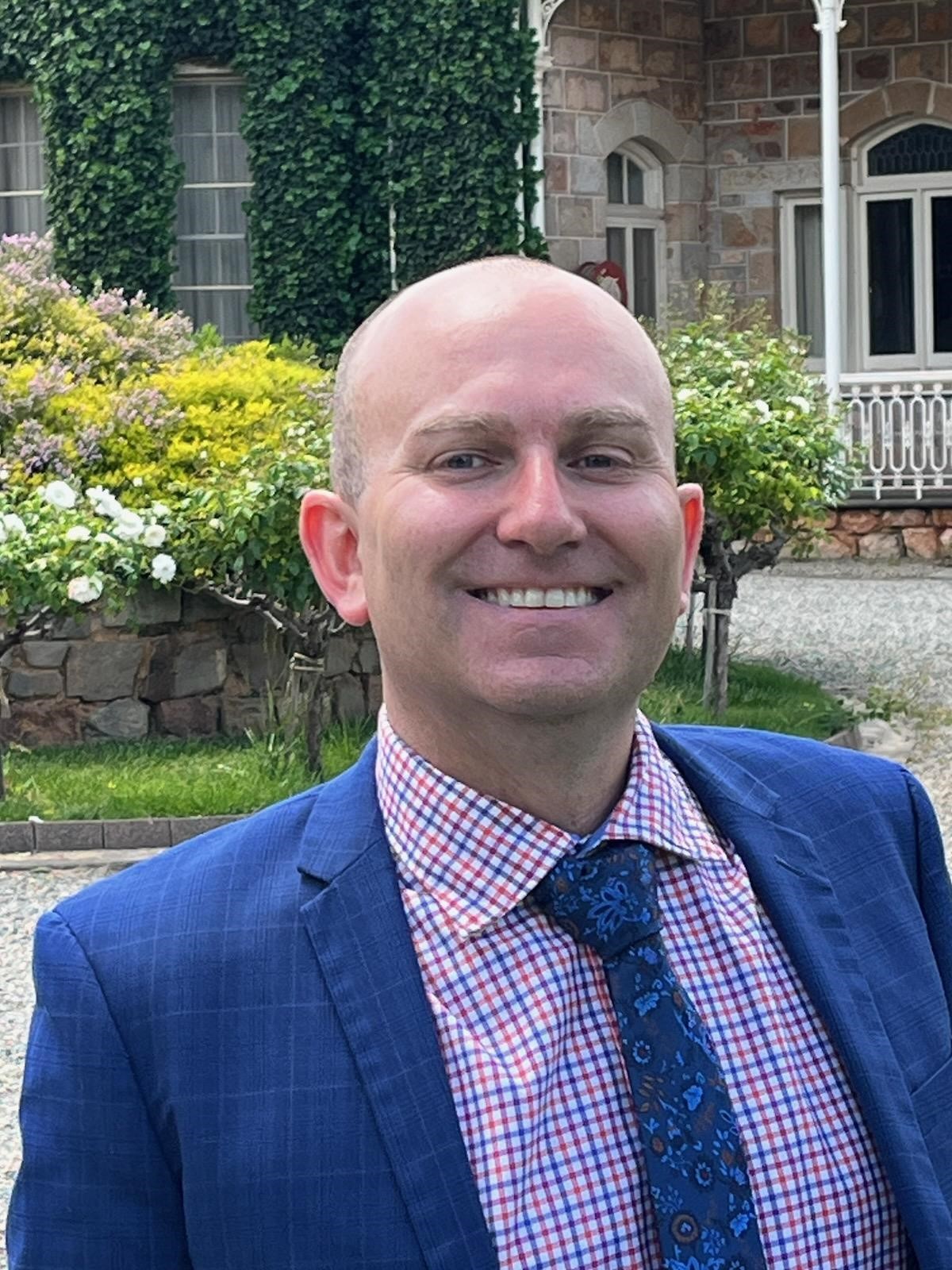 QLD DonateLife staff member Shaun Johnston headshot with garden in the background