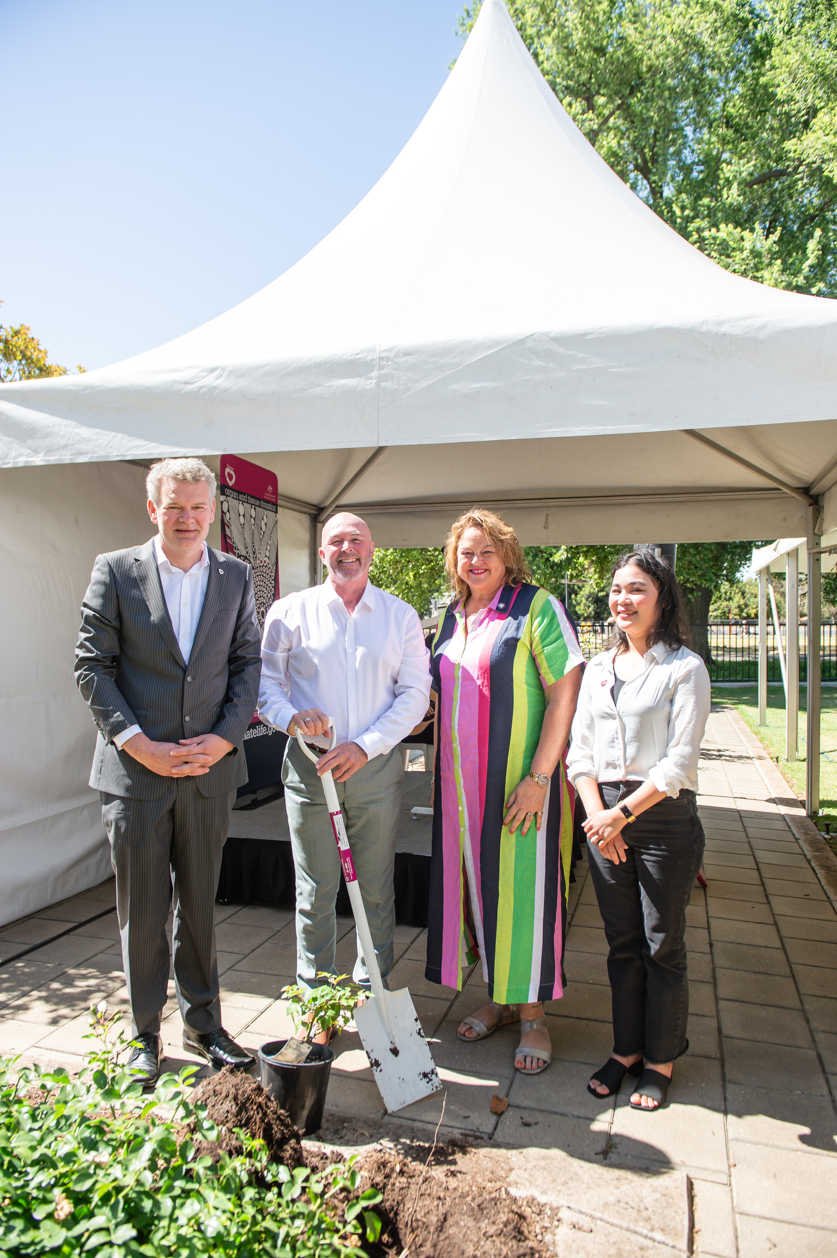  Donate Life SA’s Dr Stewart Moodie, Donor Family Representative Brett Dalton, The Hon. Nat Cook MP and Recipient Faye Ngo, at the DonateLife SA Rose Planting Ceremony.